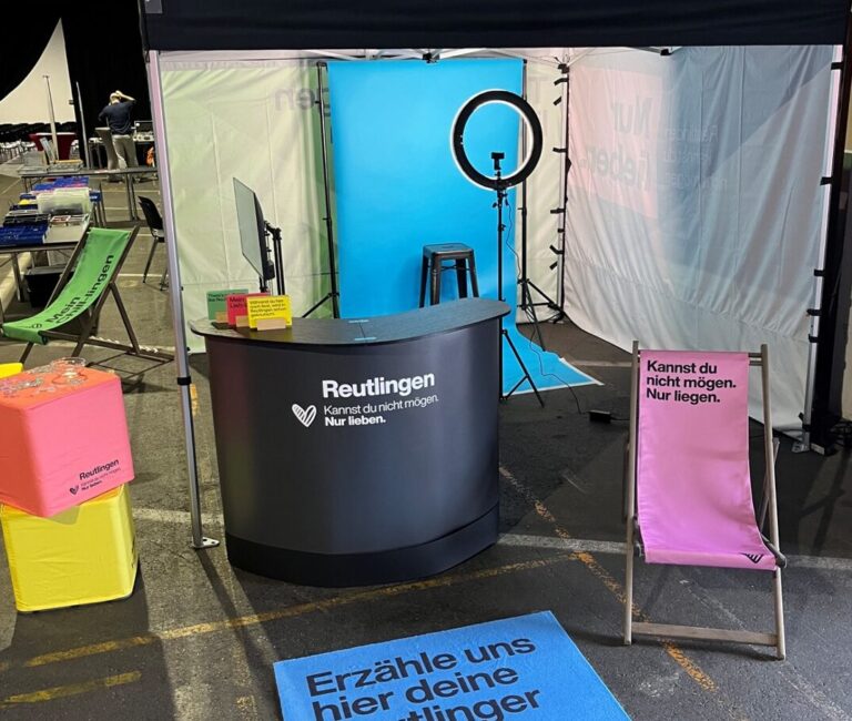 Unser Mietpark mit Stand, Cubes und Liegestühlen