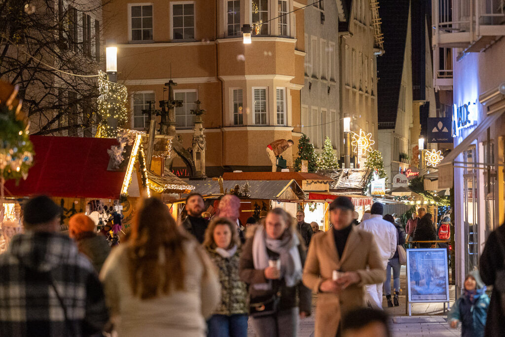 Ehe du dich versiehst, ist schon wieder Weihnachten. Um genau in dieser Zeit dein Laden ins Rampenlicht zu rücken, haben wir für dich eine Werbemöglichkeit kreiert. Du kannst dir reichweitenstarke Präsenz auf unseren Online-Kanälen einkaufen und zwar genau dorthin, wo kaufkräftige Reutlinger:innen und kauffreudige Touristen täglich nach Inspiration suchen.